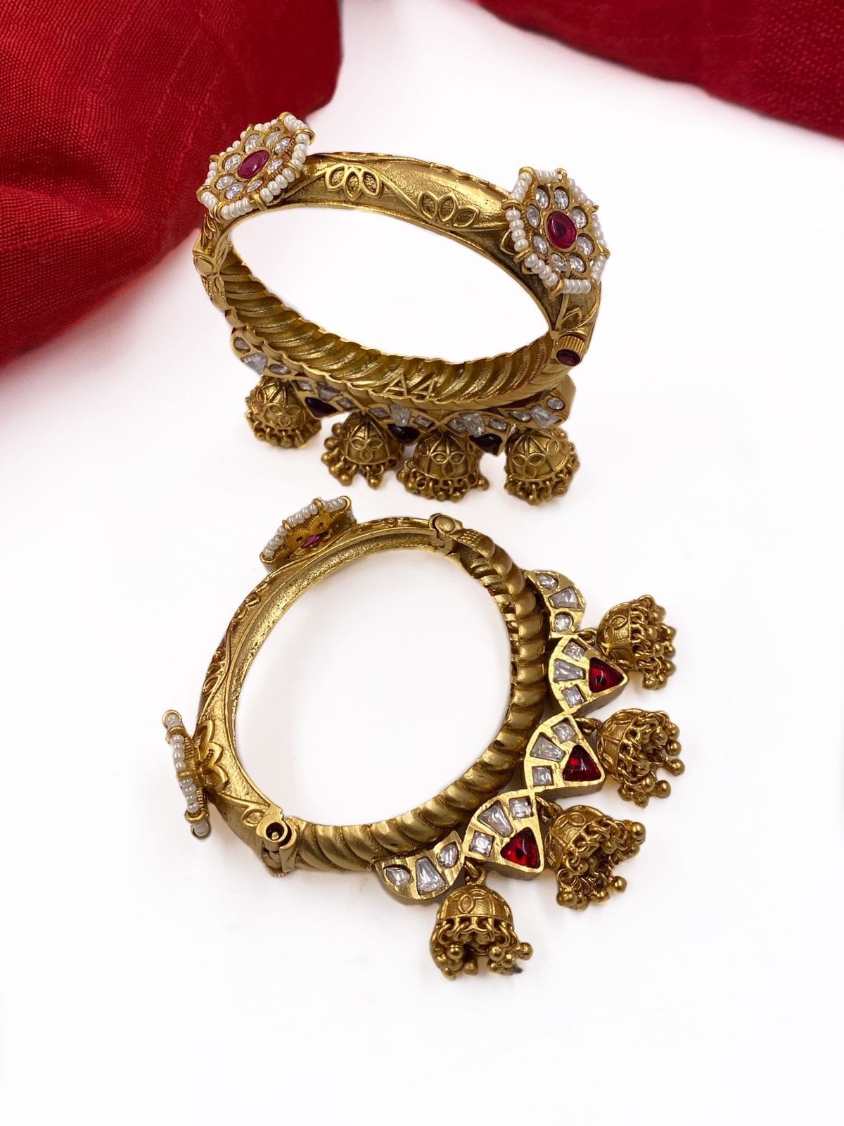 ANTIQUE 1935 Gold Engraved Hinged Bangle Bracelet | Hinged bangle, Bangle  bracelets, Aunt jewelry