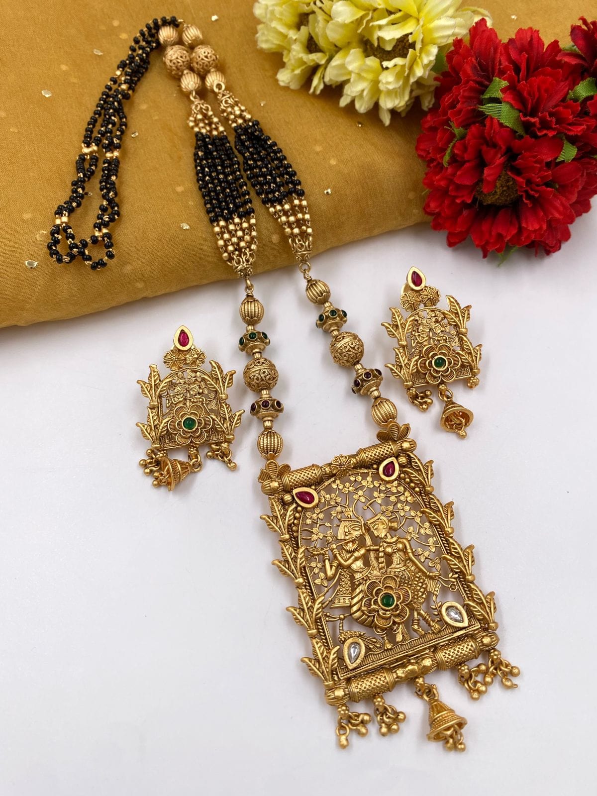 Necklaces for Women - Designer Gold Pendants